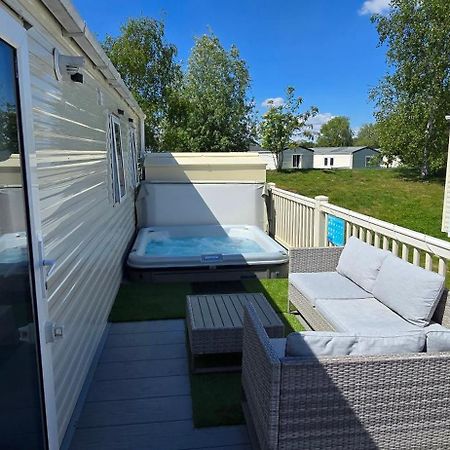 Rj Luxury Caravan Hire With Hot Tub แททเทอร์ชอล ภายนอก รูปภาพ