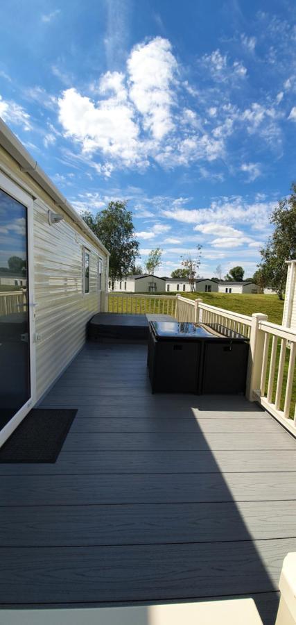 Rj Luxury Caravan Hire With Hot Tub แททเทอร์ชอล ภายนอก รูปภาพ