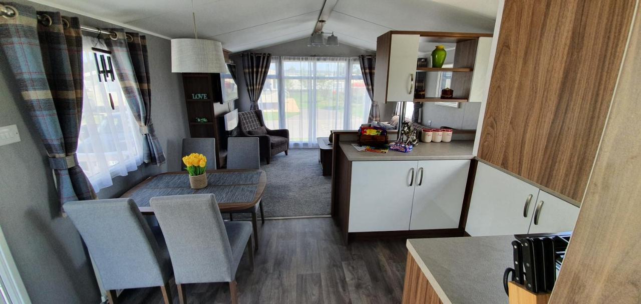 Rj Luxury Caravan Hire With Hot Tub แททเทอร์ชอล ภายนอก รูปภาพ