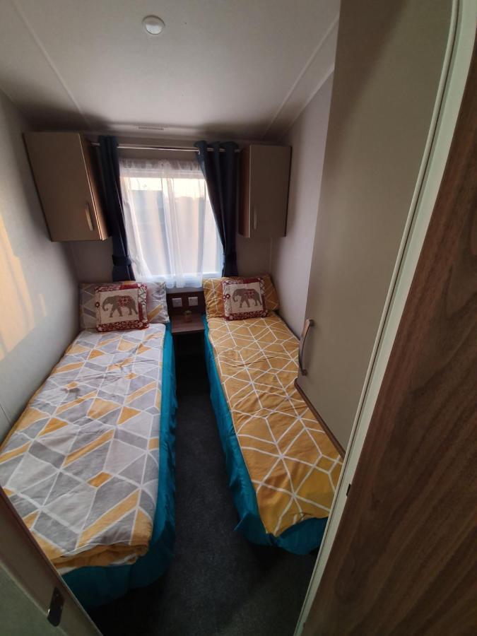 Rj Luxury Caravan Hire With Hot Tub แททเทอร์ชอล ภายนอก รูปภาพ
